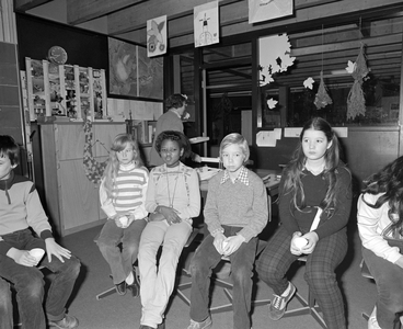 883287 Afbeelding van schoolkinderen in de R.K. basisschool De Spits (Eifel 8) te Utrecht die instructies krijgen voor ...